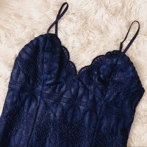 Lulu’s scalloped lace dress